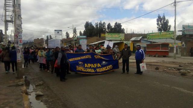 Padres de familia que apoyan la huelga de maestros bloquearon la Carretera Central -margen derecha e izquierda-, en la provincia de Huancayo (Junín). Han cerrado el ingreso a buses procedentes de Lima, la selva central y Huancavelica. (Foto: Junior Meza)