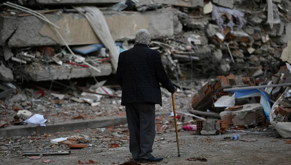 Un hombre camina entre los escombros de los edificios derrumbados en Kahramanmaras, el 4 de marzo de 2023, un mes después de que un gran terremoto azotara el sureste de Turquía. (Foto de Eylul YASAR / AFP)