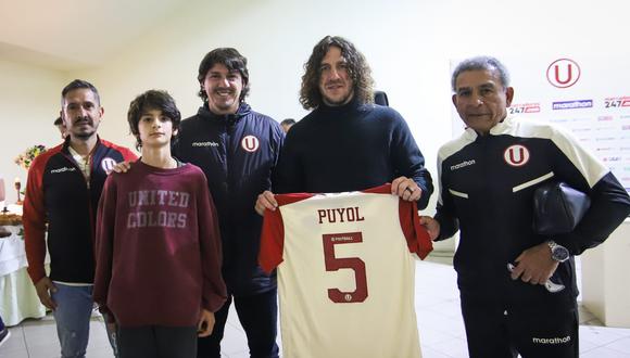 Carles Puyol posó junto a Don Héctor Chumpitaz con la camiseta de Universitario. (Foto: Prensa U)