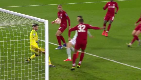 Alisson Becker evitó la caída de su arco en el Liverpool vs. Bayern Múnich con una afortunada intervención que hizo delirar a los hinchas 'reds' en Anfield. (Foto: captura de video)