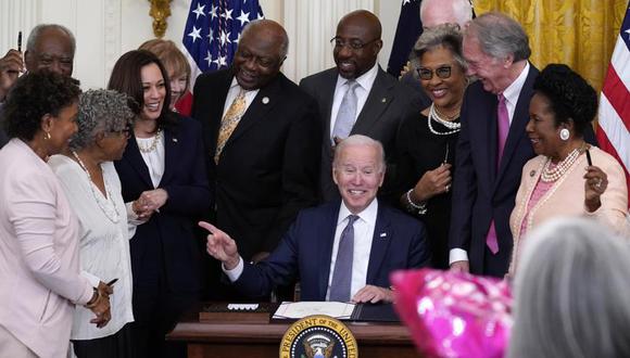 El presidente Joe Biden señala a la activista Opal Lee tras firmar la Ley por el Día Nacional de la Independencia en la Sala Este de la Casa Blanca, en Washington. (Foto AP / Evan Vucci).
