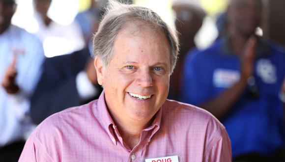 Doug Jones se convirtió en el primer demócrata en 25 años en obtener un escaño del Senado por Alabama. (Foto: Reuters/Mike Kittrell)