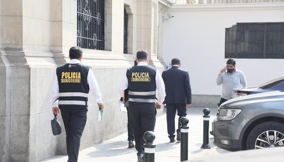 Representantes de la fiscalía y de la policía anticorrupción ingresan a Palacio de Gobierno