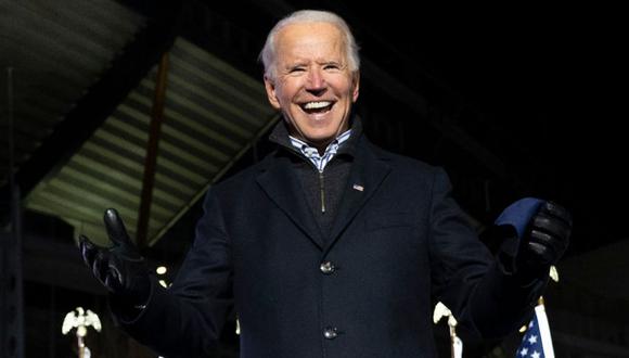 El candidato presidencial demócrata y exvicepresidente estadounidense Joe Biden hace un gesto después de hablar durante un Drive-In Rally en Heinz Field en Pittsburg, Pensilvania. (Foto: Archivo/ AFP / JIM WATSON).