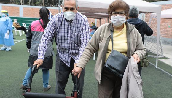Policía desmiente intervenciones a adultos mayores que a la fecha pueden salir a realizar caminatas tres veces a la semana (Foto: Andina)