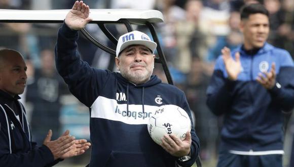 Diego Maradona fue ovacionado en la cancha. (Foto: AFP)
