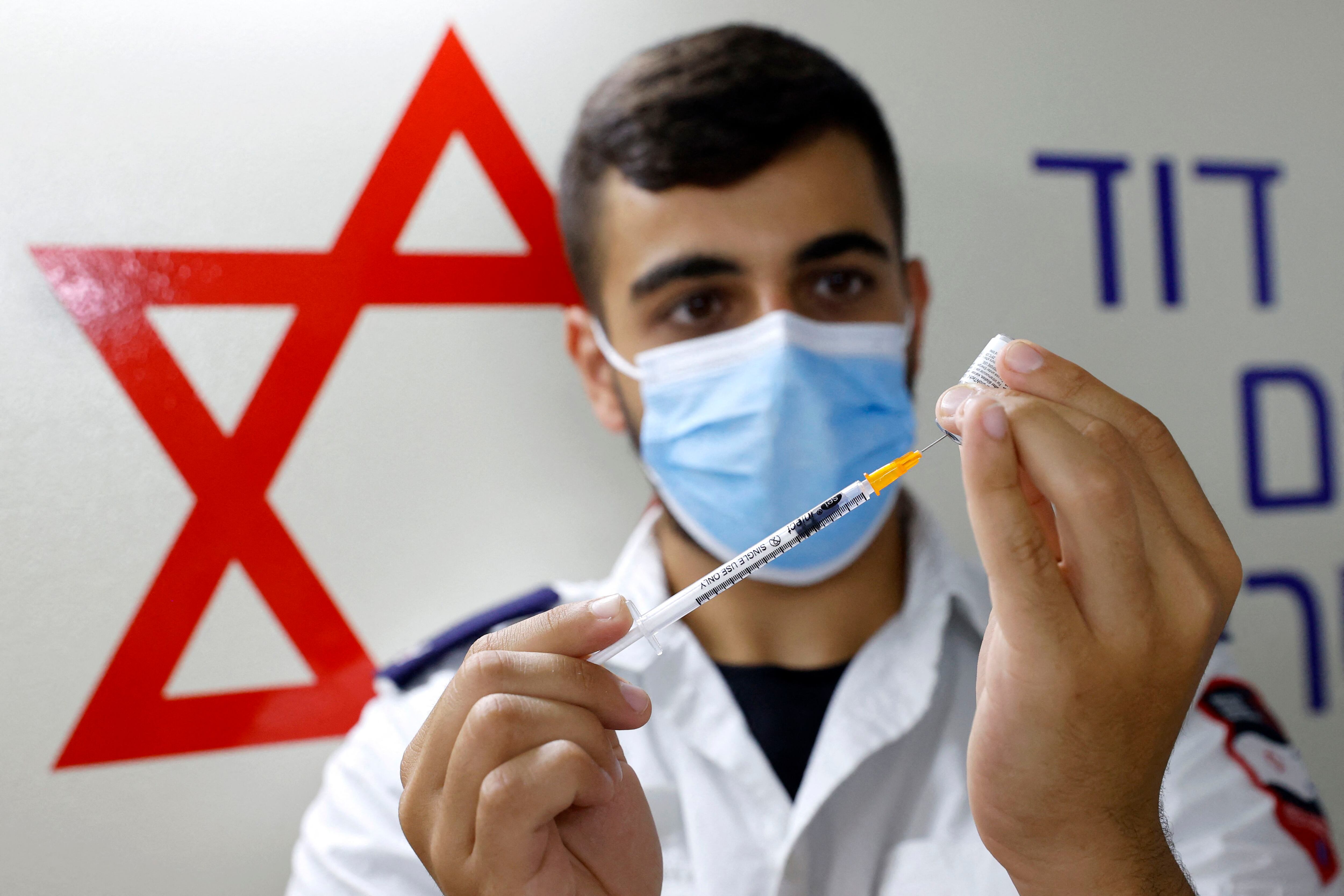 An Israeli medical worker prepares a dose of the COVID-19 vaccine during a campaign by the Tel Aviv City Council to encourage vaccination of adolescents.  (Photo: AFP)