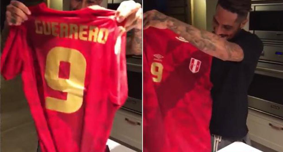 Paolo Guerrero quedó sorprendido tras recibir la nueva camiseta de la selección peruana | Foto: captura