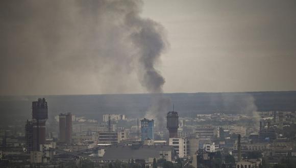 El humo se eleva en la ciudad de Severodonetsk, en la región oriental del Donbás, en Ucrania, tras los bombardeos rusos el 13 de junio de 2022. (ARIS MESINIS / AFP).