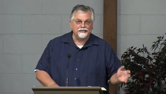 El pastor Bob Enyart rechazó vacunarse contra el coronavirus. (Bob Enyart/YouTube).