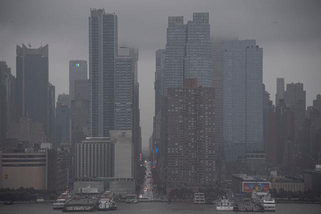 El horizonte de Nueva York mientras se acerca la tormenta tropical Henri. (KENA BETANCUR / AFP).