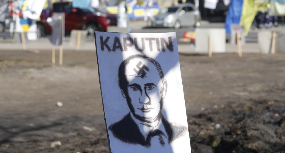 Imagen que se burla del mandatario ruso Vladimir Putin, a quien -durante una protesta en Letonia- le agregaron la esvástica en la frente para asociarlo con los nazis. EFE