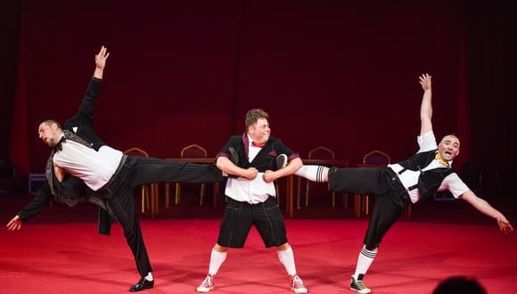 El Gran Circo "Love" incluye al trío de payasos Equivokee, ganadores del Festival Internacional de Circo en Edimburgo y el trofeo Payaso de Bronce en el Festival Internacional de Circo de Montecarlo, así como premios especiales de Gandey y el Festival Internacional de la Juventud de Moscú.