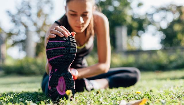 El calentamiento previo es más importante. Te recomendamos hacer trotes ligeros y estiramientos dinámicos, así incrementas frecuencia cardíaca y eficiencia energética será mejor.