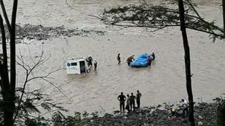 Cusco: dos personas desaparecidas tras vuelco de ambulancia a río