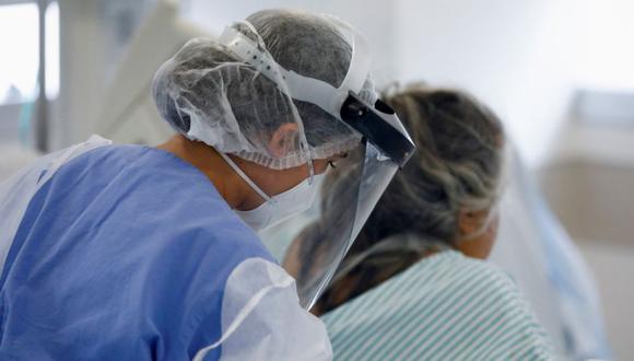 Un trabajador médico atiende a un paciente en la unidad de cuidados intensivos (UCI) del Hospital das Clínicas en medio del brote de la enfermedad por coronavirus (COVID-19), en Porto Alegre, Brasil. (Foto: REUTERS/Diego Vara).