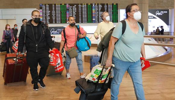 Los pasajeros caminan con su equipaje a su llegada al aeropuerto Ben Gurion cerca de Lod, mientras Israel reabre a los turistas vacunados contra Covid-19. (Foto: Archivo/ JACK GUEZ / AFP)