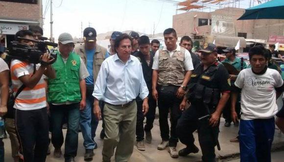 Casma: lanzan tomates a ex presidente Alejandro Toledo