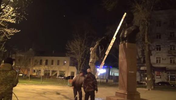 YouTube: desmontaron tres monumentos comunistas en Ucrania