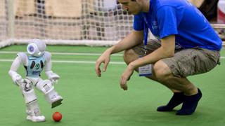 Los robots se enfrentan en la Robocup 2015