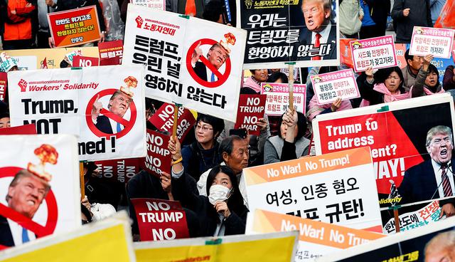 Protesters against U.S. President Donald Trump wait for Trump's motorcade to pass by in central Seoul, South Korea, November 7, 2017. REUTERS/Kim Kyung-Hoon