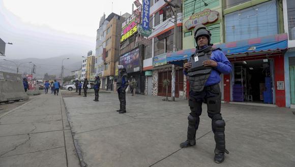 Un contingente de 50 fiscalizadores y serenos lograron retirar a los vendedores informales. (Municipalidad de Lima)
