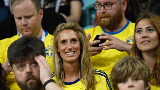 La hinchada sueca presente en el estadio. (Foto: AFP)