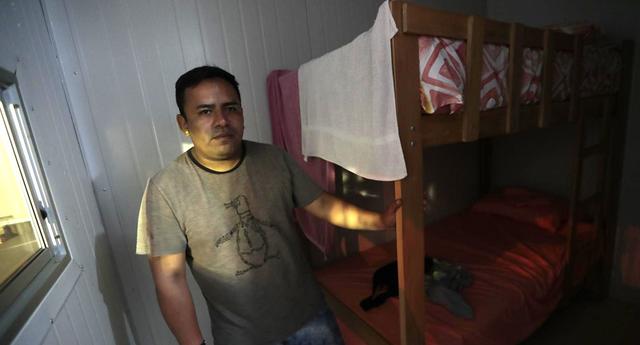 La familia Huamán Escate, cuya vivienda fue declarada inhabitable, recibió un módulo. Sin embargo, Hernán Huamán dice que no les han comunicado hasta cuándo se quedarán allí. (Foto: Hugo Pérez)