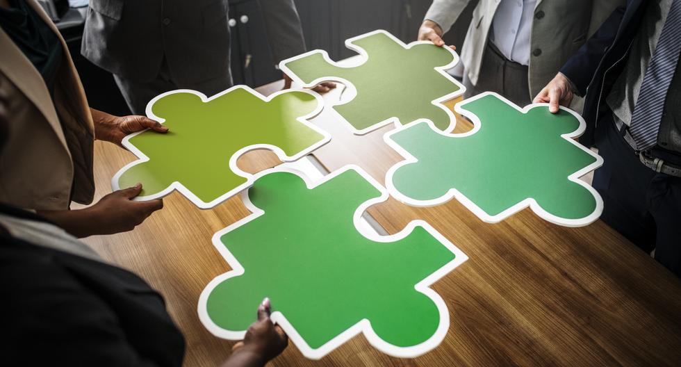 Business people connecting puzzle pieces