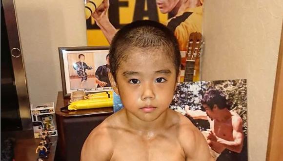 El niño japonés que sorprende por sus marcados abdominales y es conocido como el pequeño ‘Bruce Lee’. (Foto: Instagram ryusei416japan)