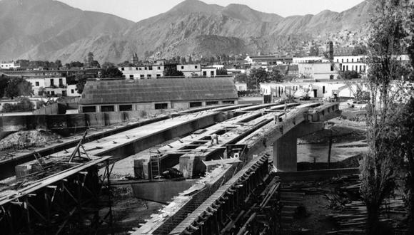 Vista de la colocación de las primeras estructuras del puente Ricardo Palma, en 1961. (Foto: GEC Archivo Histórico)