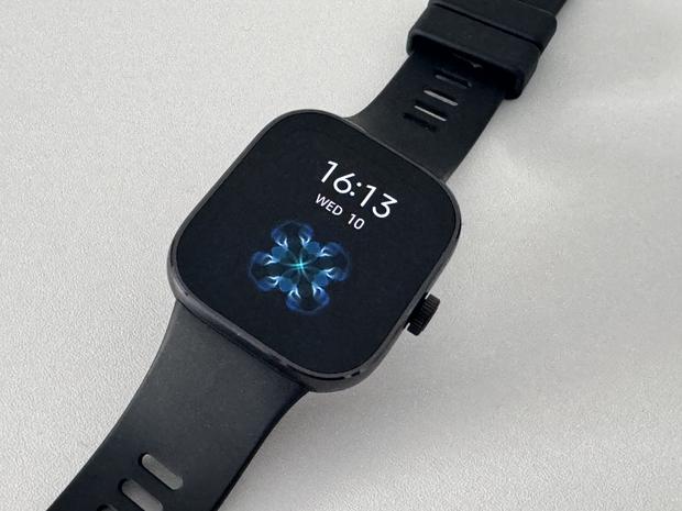 El smartwatch hace recordar en su diseño al modelo de Apple