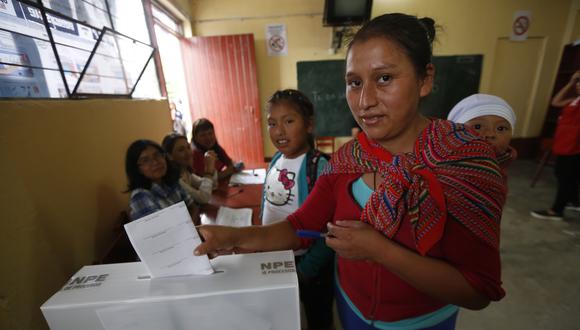Debido a la emergencia sanitaria por el coronavirus el aforo de los centros de votación se ha reducido a menos de la mitad y el número de locales se ha cuadruplicado. Foto: Archivo de GEC/ PERCY RAMIREZ