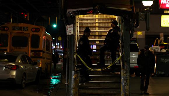 La policía bloquea una entrada a la estación de metro de Mt. Eden Avenue en el distrito del Bronx de Nueva York, el 12 de febrero de 2024. (Foto de CHARLY TRIBALLEAU / AFP)