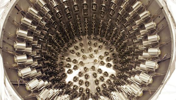 Una partícula fantasmal, el neutrino, capaz de atravesar la Tierra sin ser detectado por un solo átomo, podría ayudar a desentrañar los secretos de la materia. (Foto: FRANCOIS NASCIMBENI / AFP)