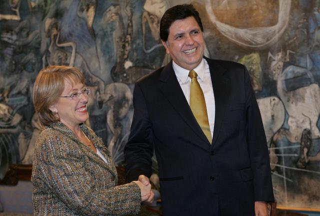 Alan García y la presidenta de Chile Michelle Bachelet el 22 de junio del 2006 en Santiago de Chile. (AP).