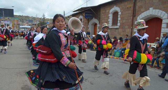 En un ambiente de lluvia e intenso frío, desde las 7:00 de la mañana se realiza el concurso de danzas originarias en homenaje a la Virgen de la Candelaria (Foto: Carlos Fernández)