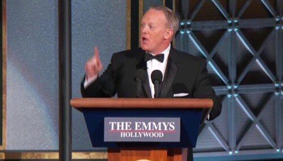 Sean Spicer apareció en los premios Emmy 2017. (Foto: Captura)