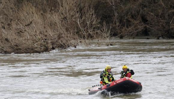Los rescatistas buscan en el río Gardon a un padre y sus dos hijos desaparecidos después de graves inundaciones cerca de la aldea de Dions, en el departamento de Gard, sur de Francia, el 11 de marzo de 2024. EFE/EPA/GUILLAUME HORCAJUELO