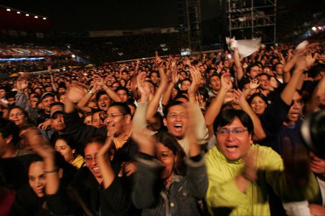 "Me verás volver" reunió a 100 peruanos en el Estadio Nacional. (Foto: Richard Hirano/ El Comercio)