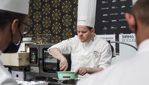 En la foto, vemos al chef islandés Sigurour Laufdal preparando comida durante la final del trofeo "Bocuse d'Or" (Golden Bocuse), en Lyon, centro de Francia, un concurso que se celebró el lunes 27 de septiembre de 2021. (Foto de archivo: AP / Laurent Cipriani)