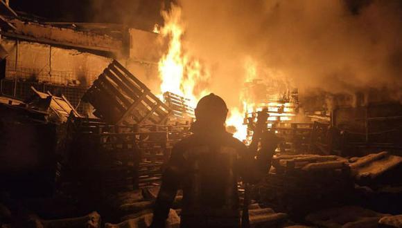 Los bomberos apagando un incendio a gran escala en un almacén de alimentos en Severodonetsk, región de Lugansk, destruido tras el bombardeo ruso.