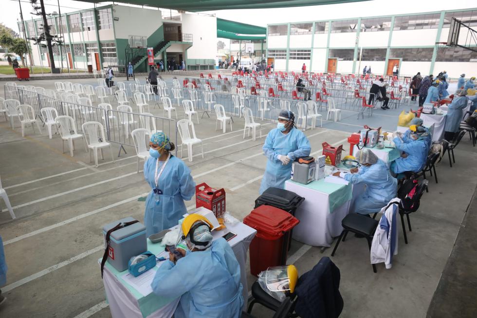 Desde las primeras horas de la mañana, de este viernes 7 de mayo, se desarrolló la aplicación de la segunda dosis de la vacuna contra el COVID-19 programada para los adultos mayores de 80 años, en los centros de inmunización implementados en Lima y Callao, como parte de la nueva estrategia territorial de inmunización desplegada por el Ministerio de Salud (Minsa). En esta ocasión, se pudo reportar la poca asistencia a la jornada de inmunización en los distritos de Breña y Chorrillos. (Fotos: Britanie Arroyo / @photo.gec)