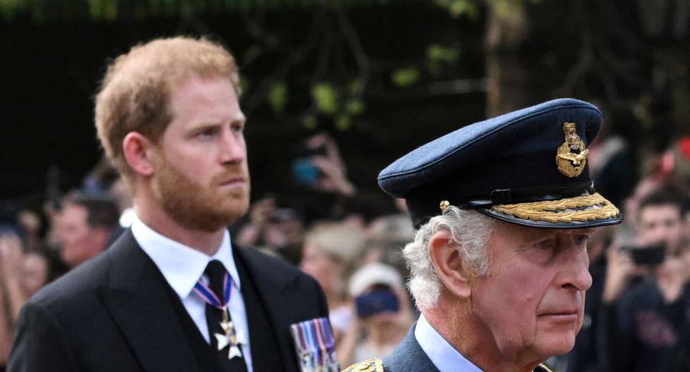 El rey Carlos III de Gran Bretaña y el príncipe Harry caminan detrás del ataúd de la reina Isabel II. (LOIC VENANCE / AFP).