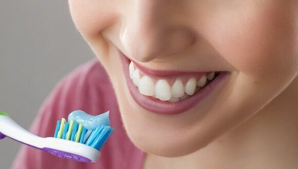 Mujer alegre agarrando un cepillo con pastal dental. (Imagen: Pixabay)