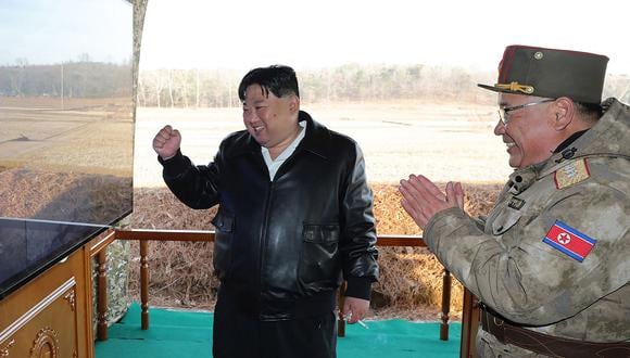 El líder de Corea del Norte, Kim Jong-un, asiste al simulacro de lanzamiento de la Unidad de Artillería de la Región Occidental, en Corea del Norte, el 18 de marzo de 2024. (Foto de KCNA VIA KNS / AFP)