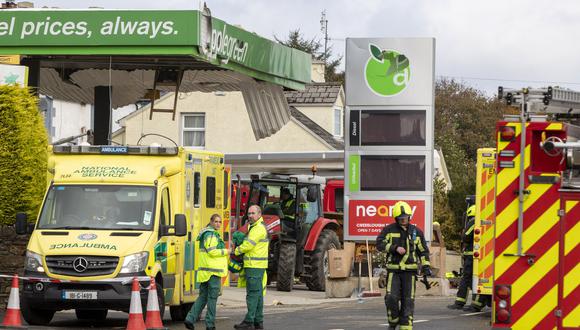 Los servicios de emergencia acuden al lugar tras una explosión en Creeslough, en el noroeste de Irlanda, el 8 de octubre de 2022. (Foto: Paul Faith / AFP)