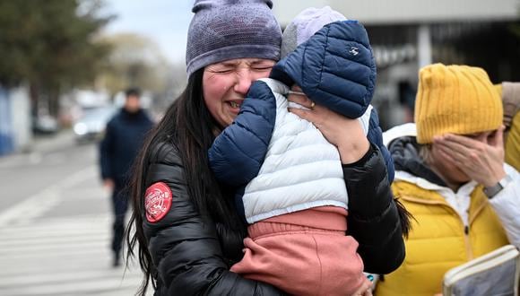 Una refugiada ucraniana que sostiene a su hijo llora después de llegar al cruce fronterizo de Siret entre Rumania y Ucrania, el 18 de abril de 2022. Foto: archivo AFP/ Daniel MIHAILESCU