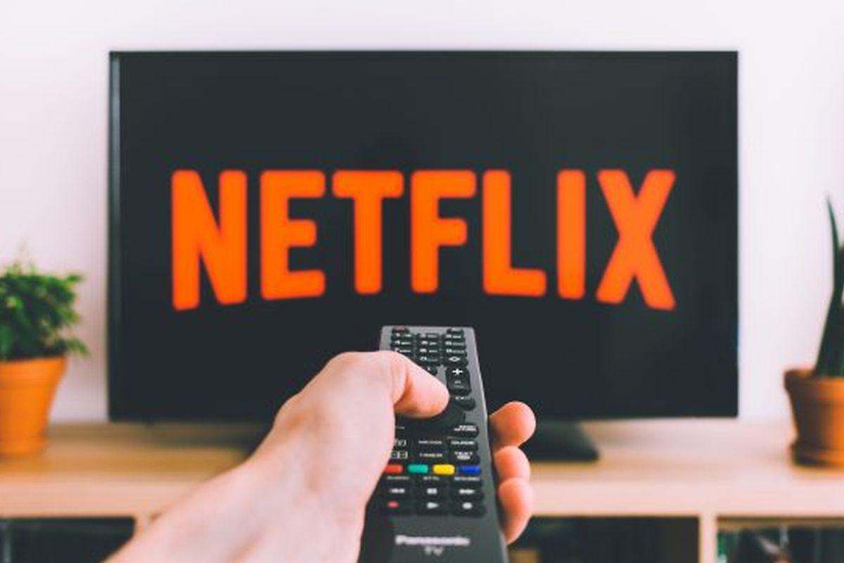 Netflix, así como otras plataformas digitales, se abren como una opción para las producciones que no tienen cuándo estrenar ante el cierre de las salas de cine hasta nuevo aviso. El reto es la competencia que habrá, mencionan desde Tondero.