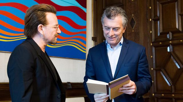 El presidente de Argentina, Mauricio Macri, recibió en una audiencia en su despacho de la Casa Rosada, sede del Gobierno en Buenos Aires, al líder de la banda irlandesa U2, Paul David Hewson, conocido como Bono. (Fotos: Agencias)